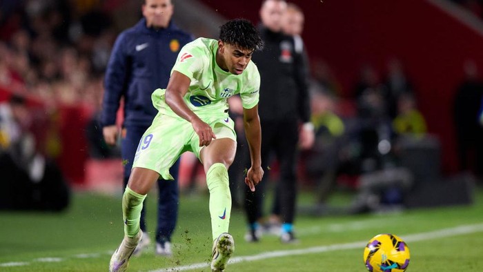 MALLORCA, SPAIN - DECEMBER 03: Lamine Yamal of FC Barcelona passes the ball during the LaLiga match between RCD Mallorca and FC Barcelona at Estadi de Son Moix on December 03, 2024 in Mallorca, Spain. (Photo by Cristian Trujillo/Quality Sport Images/Getty Images)