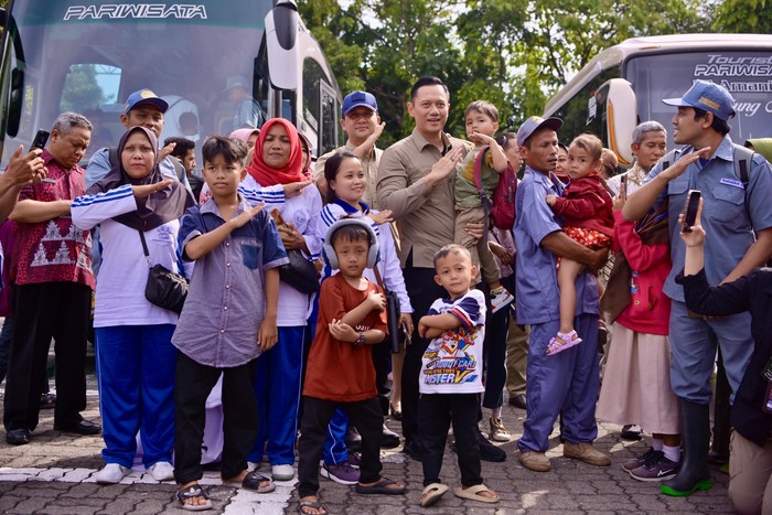 Lepas Transmigran, Menko AHY Harap Lahir Pusat Ekonomi Baru Lepas Transmigran, Menko AHY Harap Lahir Pusat Ekonomi Baru