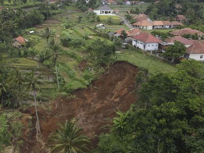 Longsor Timbun Sawah-Kandang Ternak Warga di Tasikmalaya