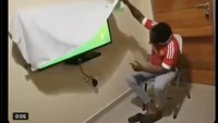 Fans MU senam jantung melihat tim kesayangannya di markas Arsenal. Foto: dok. Internet/X (Twitter)