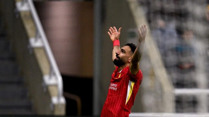 NEWCASTLE UPON TYNE, ENGLAND - DECEMBER 04: (THE SUN OUT, THE SUN ON SUNDAY OUT) Mohamed Salah of Liverpool celebrating after scoring the third goal during the Premier League match between Newcastle United FC and Liverpool FC at St James' Park on December 04, 2024 in Newcastle upon Tyne, England. (Photo by Andrew Powell/Liverpool FC via Getty Images)