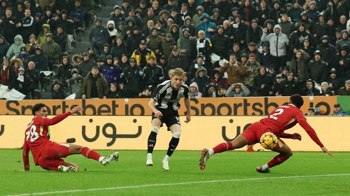 Soccer Football - Premier League - Newcastle United v Liverpool - St James Park, Newcastle, Britain - December 4, 2024 Newcastle Uniteds Anthony Gordon scores their second goal Action Images via Reuters/Lee Smith EDITORIAL USE ONLY. NO USE WITH UNAUTHORIZED AUDIO, VIDEO, DATA, FIXTURE LISTS, CLUB/LEAGUE LOGOS OR LIVE SERVICES. ONLINE IN-MATCH USE LIMITED TO 120 IMAGES, NO VIDEO EMULATION. NO USE IN BETTING, GAMES OR SINGLE CLUB/LEAGUE/PLAYER PUBLICATIONS. PLEASE CONTACT YOUR ACCOUNT REPRESENTATIVE FOR FURTHER DETAILS..