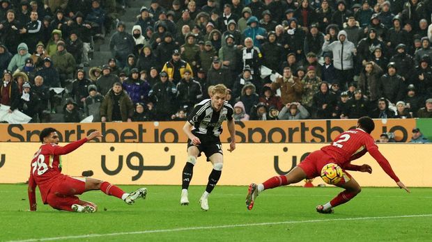 Soccer Football - Premier League - Newcastle United v Liverpool - St James' Park, Newcastle, Britain - December 4, 2024 Newcastle United's Anthony Gordon scores their second goal Action Images via Reuters/Lee Smith EDITORIAL USE ONLY. NO USE WITH UNAUTHORIZED AUDIO, VIDEO, DATA, FIXTURE LISTS, CLUB/LEAGUE LOGOS OR 'LIVE' SERVICES. ONLINE IN-MATCH USE LIMITED TO 120 IMAGES, NO VIDEO EMULATION. NO USE IN BETTING, GAMES OR SINGLE CLUB/LEAGUE/PLAYER PUBLICATIONS. PLEASE CONTACT YOUR ACCOUNT REPRESENTATIVE FOR FURTHER DETAILS..