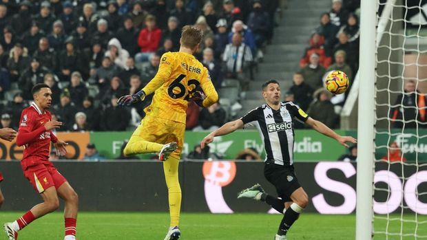 Soccer Football - Premier League - Newcastle United v Liverpool - St James' Park, Newcastle, Britain - December 4, 2024 Newcastle United's Fabian Schar scores their third goal Action Images via Reuters/Lee Smith EDITORIAL USE ONLY. NO USE WITH UNAUTHORIZED AUDIO, VIDEO, DATA, FIXTURE LISTS, CLUB/LEAGUE LOGOS OR 'LIVE' SERVICES. ONLINE IN-MATCH USE LIMITED TO 120 IMAGES, NO VIDEO EMULATION. NO USE IN BETTING, GAMES OR SINGLE CLUB/LEAGUE/PLAYER PUBLICATIONS. PLEASE CONTACT YOUR ACCOUNT REPRESENTATIVE FOR FURTHER DETAILS..