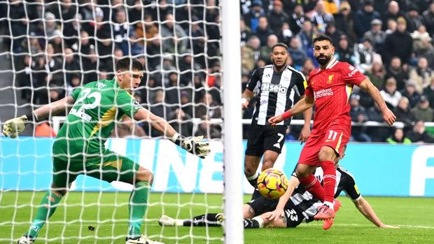  Mohamed Salah of Liverpool scores his team's second goal as Nick Pope of Newcastle United fails to make a save during the Premier League match between Newcastle United FC and Liverpool FC at St James' Park on December 04, 2024 in Newcastle upon Tyne, England. (Photo by Justin Setterfield/Getty Images)