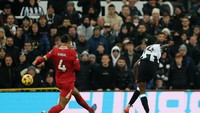 Bulan Desember = Alexander Isak - Newcastle United. Foto: Action Images via Reuters/Lee Smith