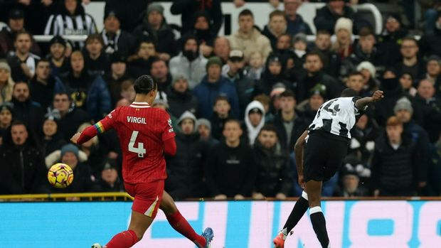 Soccer Football - Premier League - Newcastle United v Liverpool - St James' Park, Newcastle, Britain - December 4, 2024 Newcastle United's Alexander Isak scores their first goal Action Images via Reuters/Lee Smith EDITORIAL USE ONLY. NO USE WITH UNAUTHORIZED AUDIO, VIDEO, DATA, FIXTURE LISTS, CLUB/LEAGUE LOGOS OR 'LIVE' SERVICES. ONLINE IN-MATCH USE LIMITED TO 120 IMAGES, NO VIDEO EMULATION. NO USE IN BETTING, GAMES OR SINGLE CLUB/LEAGUE/PLAYER PUBLICATIONS. PLEASE CONTACT YOUR ACCOUNT REPRESENTATIVE FOR FURTHER DETAILS..