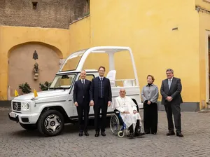 Video: Mewahnya Mobil G-Class Baru Paus Fransiskus Video: Mewahnya Mobil G-Class Baru Paus Fransiskus