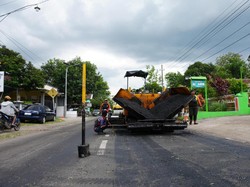 Respon Cepat Aduan Warga, Ruas Jalan Pare-Kandangan Langsung Diaspal Halus