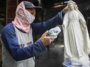 Perajin Patung Rohani Kebanjiran Order Jelang Natal