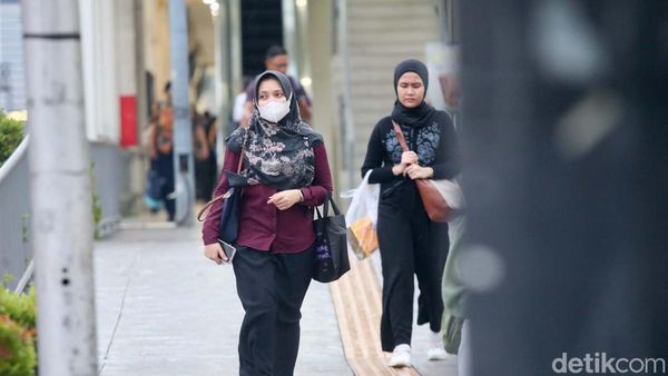 Potret Pekerja Kantoran di Tengah Rencana Kenaikan UMP 6,5 Persen