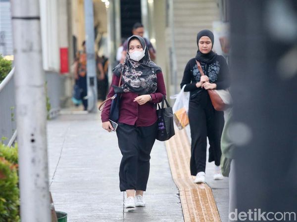 Potret Pekerja Kantoran di Tengah Rencana Kenaikan UMP 6,5 Persen