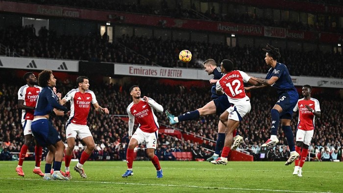 Soccer Football - Premier League - Arsenal v Manchester United - Emirates Stadium, London, Britain - December 4, 2024 Manchester Uniteds Matthijs de Ligt heads at goal REUTERS/Dylan Martinez EDITORIAL USE ONLY. NO USE WITH UNAUTHORIZED AUDIO, VIDEO, DATA, FIXTURE LISTS, CLUB/LEAGUE LOGOS OR LIVE SERVICES. ONLINE IN-MATCH USE LIMITED TO 120 IMAGES, NO VIDEO EMULATION. NO USE IN BETTING, GAMES OR SINGLE CLUB/LEAGUE/PLAYER PUBLICATIONS. PLEASE CONTACT YOUR ACCOUNT REPRESENTATIVE FOR FURTHER DETAILS..