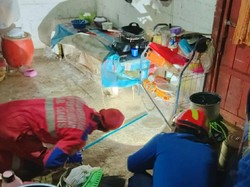 Emak-emak di Ciamis Menjerit Temukan Ular Besar Berbisa di Dapur