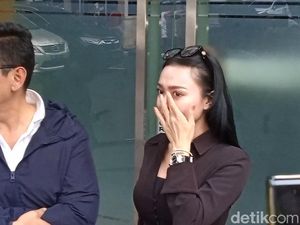 Video: Tangis Wika Salim, Kecewa Uang Miliaran Rupiah Digelapkan Manajemen Video: Tangis Wika Salim, Kecewa Uang Miliaran Rupiah Digelapkan Manajemen