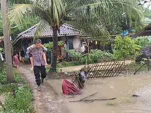 Aksi Menantang Maut Aipda Dedi-Serda Rudi Saat Banjir Terjang Cianjur
