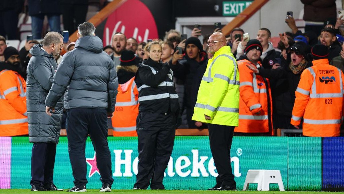 Ange Postecoglou berantem dengan fans usai Tottenham Hotspur kalah dari Bournemouth (Offside via Getty Images/Charlotte Wilson/Offside)