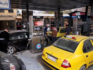 Antrean Panjang di Pom Bensin Aleppo saat Pemberontak Kuasai Kota