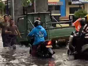 Kawasan Perkotaan Tulungagung Banjir, Satpas SIM Ikut Terendam Kawasan Perkotaan Tulungagung Banjir, Satpas SIM Ikut Terendam