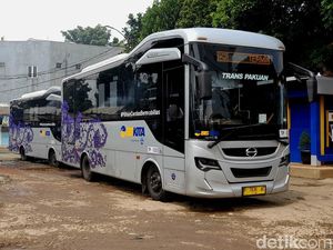 Biskita Bekasi Tabrak Truk Tangki, 3 Penumpang Luka Biskita Bekasi Tabrak Truk Tangki, 3 Penumpang Luka