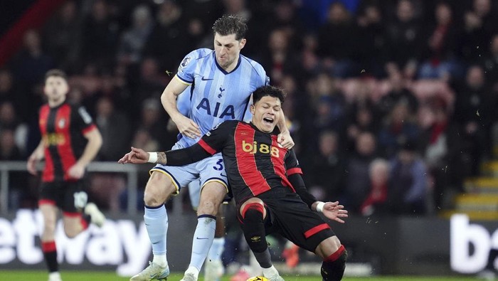 Tottenham Hotspurs Ben Davies, left, and Bournemouths Francisco Evanilson, right, challenage for the ball during the English Premier League soccer match between AFC Bournemouth and Tottenham Hotspur in Bournemouth, England, Thursday, Dec. 5, 2024. (Adam Davy/PA via AP)