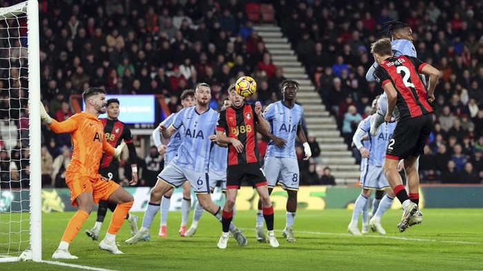 Bournemouth's Dean Huijsen, right, scores the opening goal during during the English Premier League soccer match between AFC Bournemouth and Tottenham Hotspur in Bournemouth, England, Thursday, Dec. 5, 2024. (Adam Davy/PA via AP)