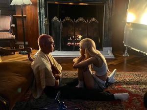 Video: Rose BLACKPINK Dicium Evan Mock di MV Toxic Till The End Video: Rose BLACKPINK Dicium Evan Mock di MV Toxic Till The End