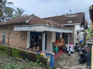 Rumah Tampak Sepi, Sunhaji Bakul Es Teh ke Jogja Persiapan Umrah Rumah Tampak Sepi, Sunhaji Bakul Es Teh ke Jogja Persiapan Umrah