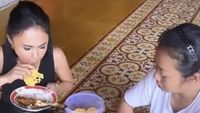 Keseruan Yuni Shara Saat Cicip Sate Klatak hingga Kopi Pontianak