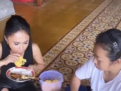 Keseruan Yuni Shara Saat Cicip Sate Klatak hingga Kopi Pontianak