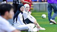 8 Foto Irish Bella Nonton Haldy Sabri Tanding Bola, Kompak Bareng Anak Sambung