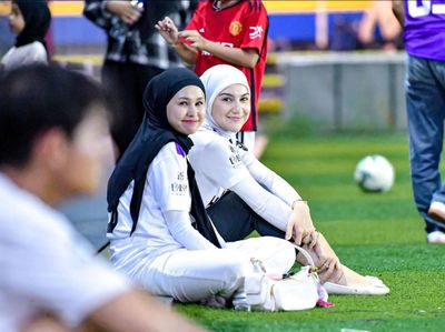 8 Foto Irish Bella Nonton Haldy Sabri Tanding Bola, Kompak Bareng Anak Sambung