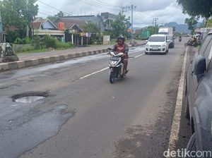 Janji BBPJN Perbaiki Lubang di Poros Maros-Pangkep Bikin Ban Mobil Pecah Janji BBPJN Perbaiki Lubang di Poros Maros-Pangkep Bikin Ban Mobil Pecah
