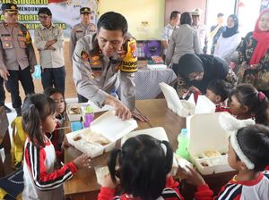 Polisi Sidoarjo Bagikan Makanan Bergizi Gratis untuk Siswa TK dan SD