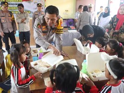 Polisi Sidoarjo Bagikan Makanan Bergizi Gratis untuk Siswa TK dan SD