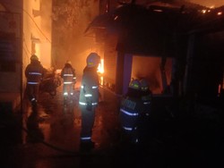 Kebakaran di Matraman Jaktim Padam Usai 100 Damkar Diturunkan