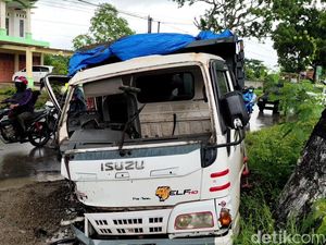 Adu Banteng Truk Pasir Vs Avanza di Jalan Pati-Kayen