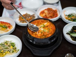 4 Budaya Makan Korea, Konsumsi Nasi hingga Pakai Sumpit