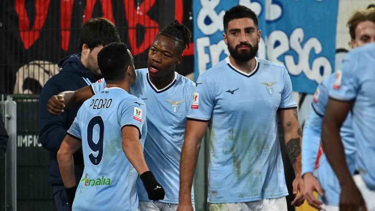 Tijjani Noslin (kedua dari kiri) mencetak hat-trick untuk Lazio di laga ini. Foto: NurPhoto via Getty Images/NurPhoto