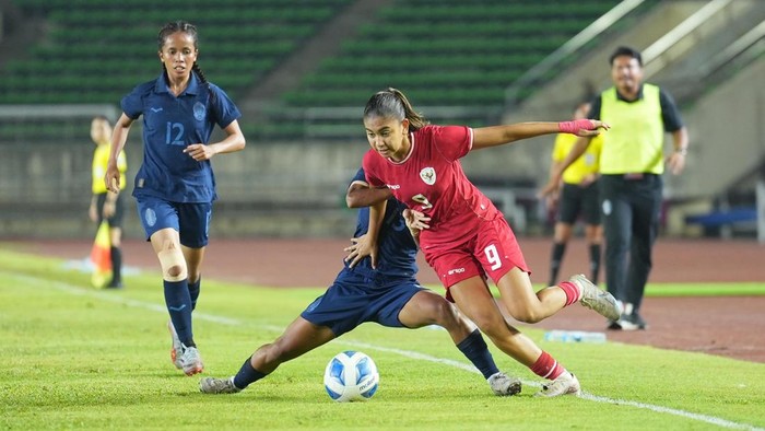 Pesepak bola Timnas Putri Indonesia Claudia Scheunamann (kanan) melewati hadangan pesepak bola Timnas Putri Kamboja Keo Channa (tengah) dalam babak final Piala AFF 2024 Putri di di New Laos National Stadium, Vientiane, Laos, Kamis (5/12/2024).