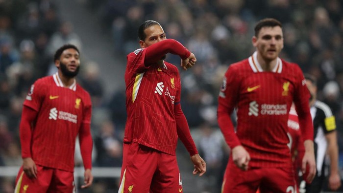 Soccer Football - Premier League - Newcastle United v Liverpool - St James Park, Newcastle, Britain - December 4, 2024 Liverpools Virgil van Dijk reacts REUTERS/Scott Heppell EDITORIAL USE ONLY. NO USE WITH UNAUTHORIZED AUDIO, VIDEO, DATA, FIXTURE LISTS, CLUB/LEAGUE LOGOS OR LIVE SERVICES. ONLINE IN-MATCH USE LIMITED TO 120 IMAGES, NO VIDEO EMULATION. NO USE IN BETTING, GAMES OR SINGLE CLUB/LEAGUE/PLAYER PUBLICATIONS. PLEASE CONTACT YOUR ACCOUNT REPRESENTATIVE FOR FURTHER DETAILS..