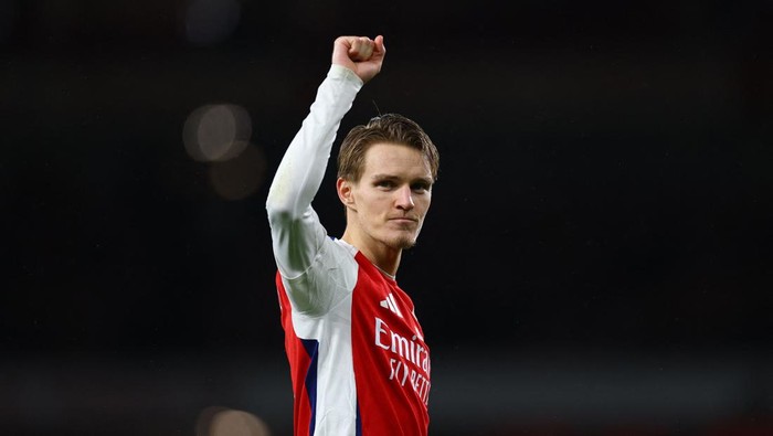 Soccer Football - Premier League - Arsenal v Manchester United - Emirates Stadium, London, Britain - December 4, 2024 Arsenals Martin Odegaard celebrates after the match Action Images via Reuters/Matthew Childs EDITORIAL USE ONLY. NO USE WITH UNAUTHORIZED AUDIO, VIDEO, DATA, FIXTURE LISTS, CLUB/LEAGUE LOGOS OR LIVE SERVICES. ONLINE IN-MATCH USE LIMITED TO 120 IMAGES, NO VIDEO EMULATION. NO USE IN BETTING, GAMES OR SINGLE CLUB/LEAGUE/PLAYER PUBLICATIONS. PLEASE CONTACT YOUR ACCOUNT REPRESENTATIVE FOR FURTHER DETAILS..
