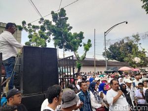 Massa Demo di Kantor KPU Medan, Minta Pemungutan Suara Ulang Massa Demo di Kantor KPU Medan, Minta Pemungutan Suara Ulang