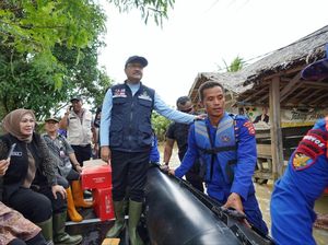 Naik Perahu Karet, Mensos Salurkan Bantuan untuk Korban Banjir Pandeglang