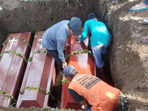 Jatim Sepekan: Keluarga Guru Dibunuh hingga Bonek Meninggal Kecelakaan Jatim Sepekan: Keluarga Guru Dibunuh hingga Bonek Meninggal Kecelakaan