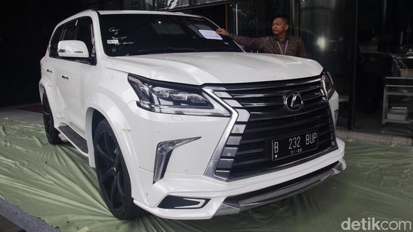 Penampakan Mobil Mewah-Moge Bekas Koruptor yang Dilelang KPK
