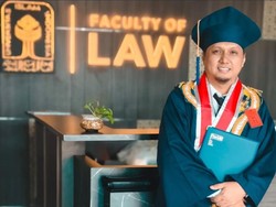 Kisah Icha Bassist Jikustik Lulus S2 di UII Jogja