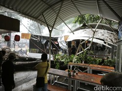 Shelter Kuliner Stadion Manahan Solo Tertimpa Pohon Tumbang, 1 Orang Luka
