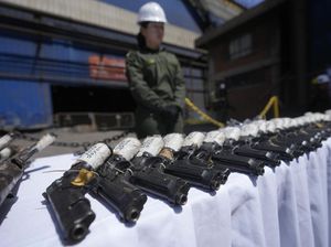 Polisi Kolombia Leburkan 23 Ribu Senjata Sitaan Jadi Bahan Konstruksi Polisi Kolombia Leburkan 23 Ribu Senjata Sitaan Jadi Bahan Konstruksi