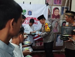 Dukung Program Makan Bergizi Gratis, Polres Jaksel Bagikan Paket ke Ponpes